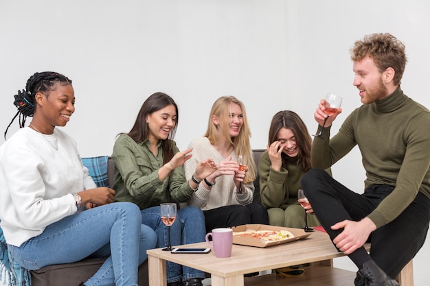 Bezpłatne zdjęcie uśmiechnięci przyjaciele jedzący lunch razem