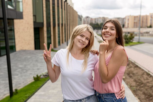 Uśmiechnięci przyjaciele pozowanie razem