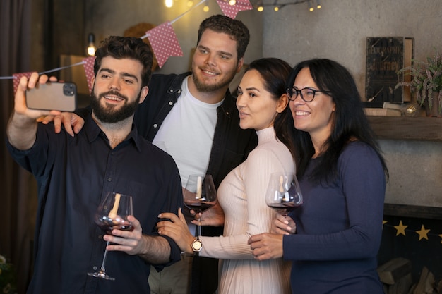 Uśmiechnięci przyjaciele z widokiem z przodu robiący selfie