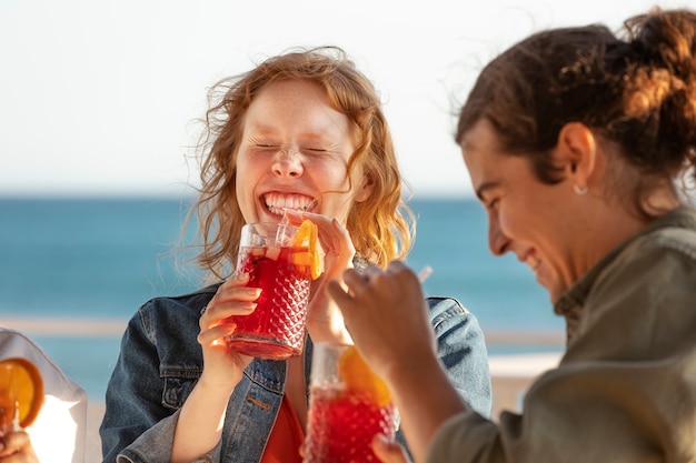 Uśmiechnięci przyjaciele ze średnim strzałem z sangria