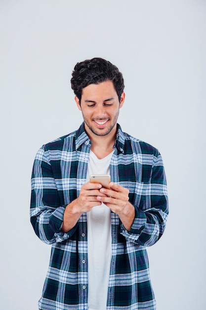 Bezpłatne zdjęcie uśmiechnięta człowiek wpisując na smartphone