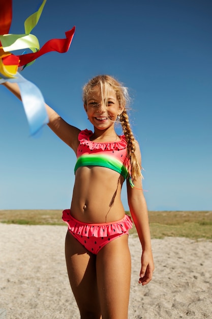 Bezpłatne zdjęcie uśmiechnięta dziewczyna z widokiem z przodu na plaży?
