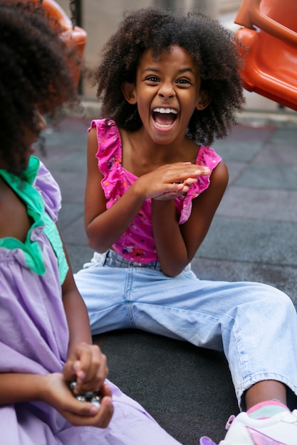 Bezpłatne zdjęcie uśmiechnięta dziewczyna z widokiem z przodu na zewnątrz