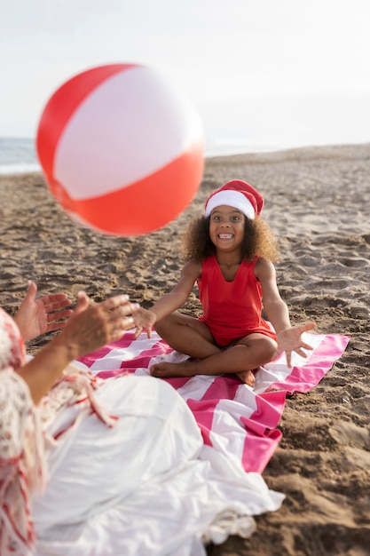 Bezpłatne zdjęcie uśmiechnięta dziewczyna z wysokim kątem na plaży