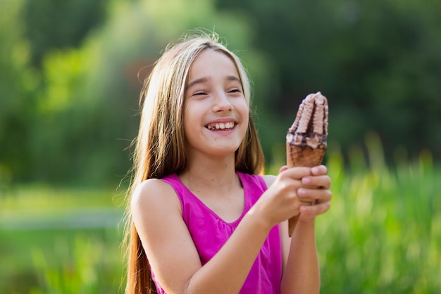 Bezpłatne zdjęcie uśmiechnięta dziewczynka gospodarstwa lody