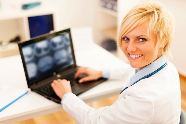 Uśmiechnięta kobieta lekarz ciężko pracuje dla swoich pacjentów