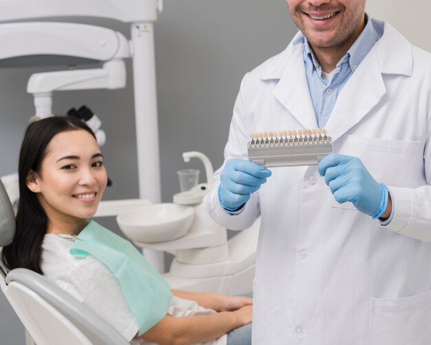Uśmiechnięta kobieta przy dentystą