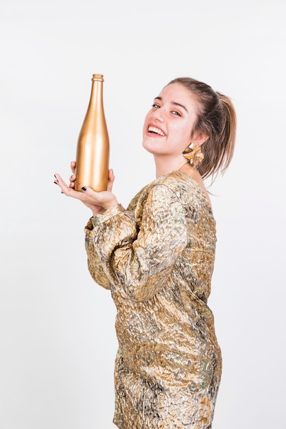 Bezpłatne zdjęcie uśmiechnięta kobieta rośnie butelka wina musującego