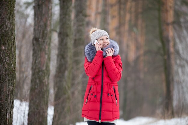 Uśmiechnięta kobieta rozmawia przez telefon