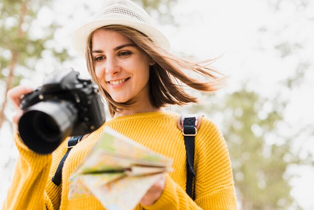 Uśmiechnięta kobieta sprawdza jej fotografie