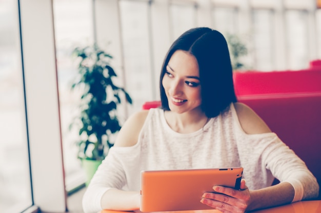 Uśmiechnięta kobieta trzymając tabletkę