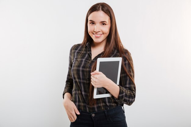 Uśmiechnięta kobieta w koszuli z komputera typu tablet