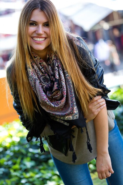 Bezpłatne zdjęcie uśmiechnięta kobieta w płaszcz i szalik