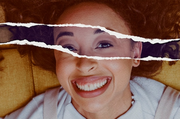 Bezpłatne zdjęcie uśmiechnięta kobieta w stylu rozdartego papieru