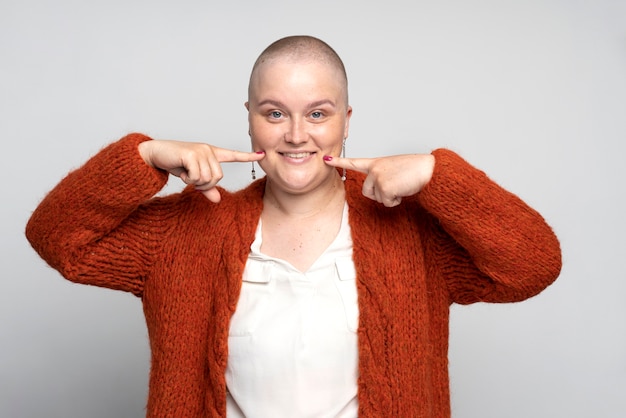 Bezpłatne zdjęcie uśmiechnięta kobieta walcząca z rakiem piersi