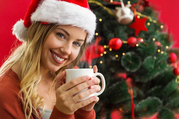 Bezpłatne zdjęcie uśmiechnięta kobieta z filiżanką kawy w dłoni