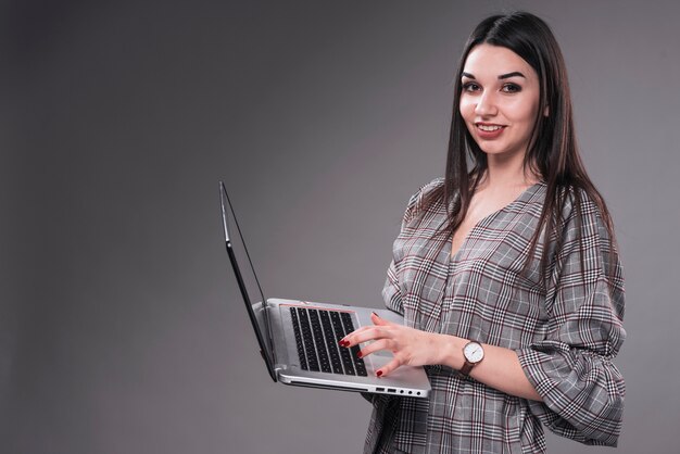 Uśmiechnięta kobieta z laptopem