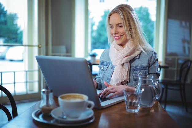 Uśmiechnięta Kobieta Za Pomocą Laptopa, Kawie