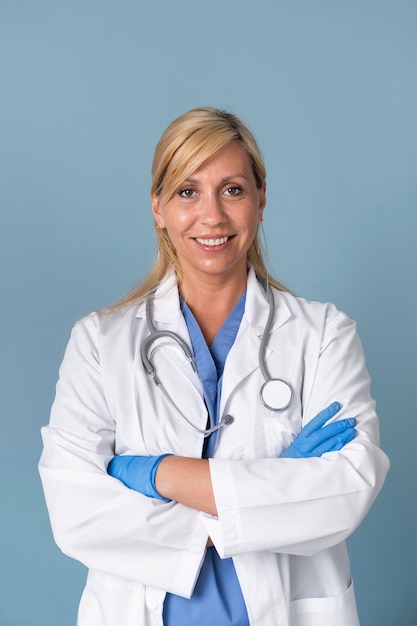 Uśmiechnięta lekarka pozuje w garniturze i stetoskopie