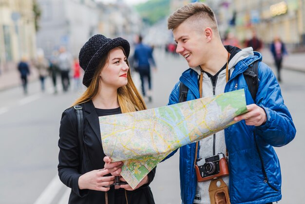 Uśmiechnięta mężczyzna i kobieta z mapą