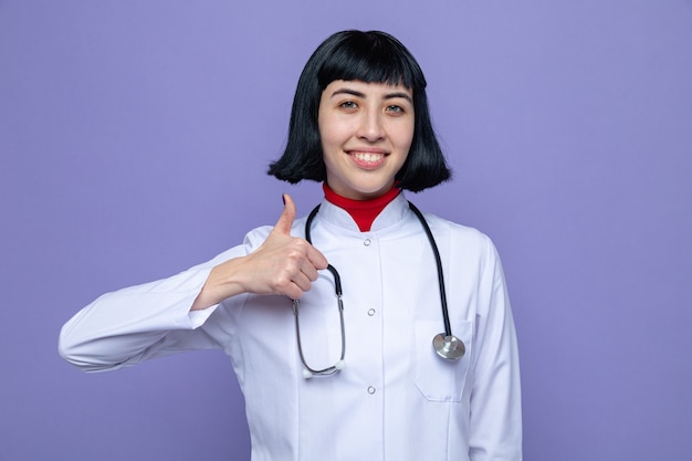 Uśmiechnięta Młoda ładna Kaukaska Dziewczyna W Mundurze Lekarza Ze Stetoskopem W Górę