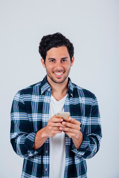 Uśmiechnięta młody człowiek gospodarstwa smartphone