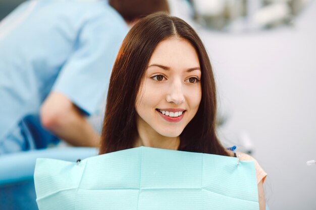 Uśmiechnięta pacjenta oczekującego na jego sprawdzanie stomatologicznej