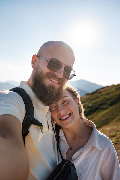 Bezpłatne zdjęcie uśmiechnięta para biorąca widok z przodu selfie