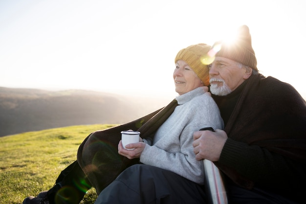 Uśmiechnięta Para Seniorów Ze średnim Strzałem