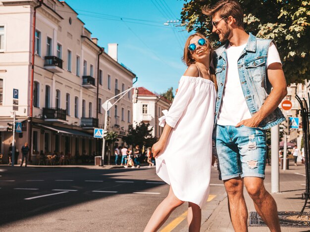 Uśmiechnięta piękna dziewczyna i jej przystojny chłopak.