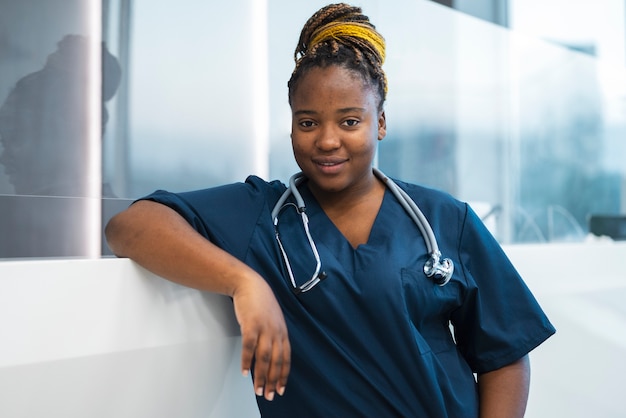 Bezpłatne zdjęcie uśmiechnięta pielęgniarka z widokiem z przodu ze stetoskopem