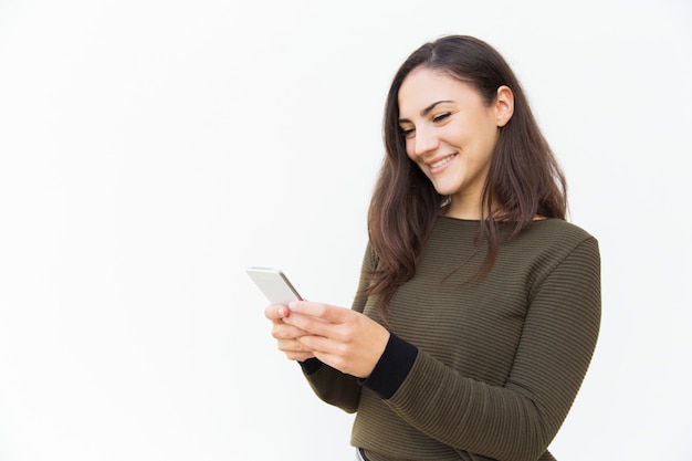 Uśmiechnięta pozytywna telefonu komórkowego użytkownika wiadomość tekstowa