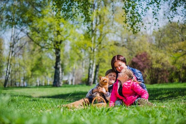 Uśmiechnięta rodzina w parku