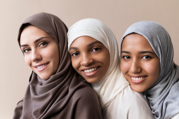 Uśmiechnięte kobiety noszące hidżab z bliska