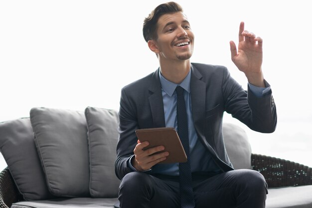 Uśmiechnięty biznesmen z Tablet Wywołanie Kelner