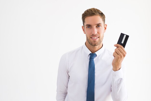 Uśmiechnięty biznesowy mężczyzna trzyma klingeryt kartę