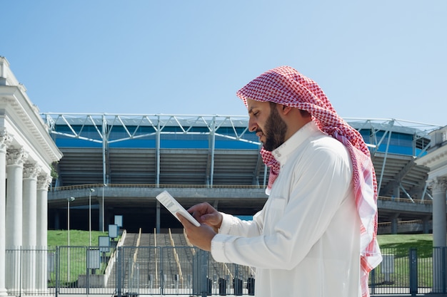 Uśmiechnięty Bogaty Arab Kupuje Nieruchomości W Mieście