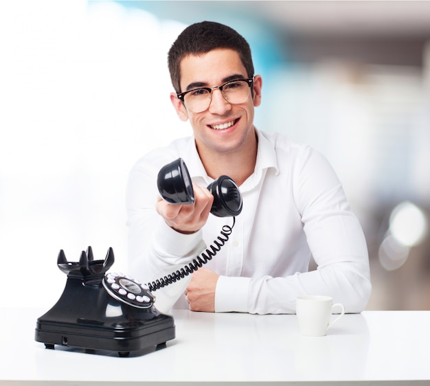 Bezpłatne zdjęcie uśmiechnięty człowiek rozmawia przez telefon czarny