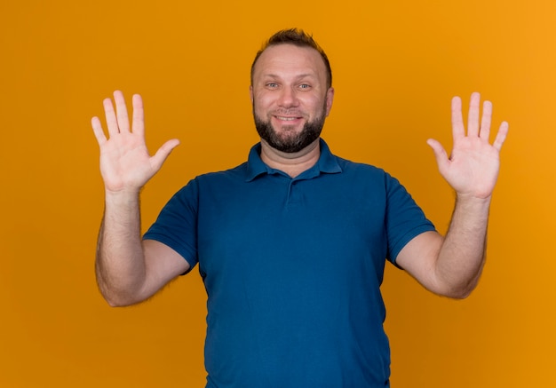 Bezpłatne zdjęcie uśmiechnięty dorosły mężczyzna słowiański pokazano puste ręce
