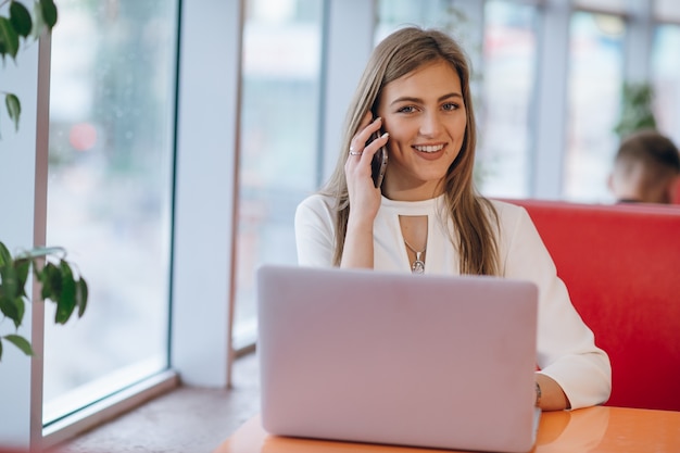 Uśmiechnięty Elegancki Kobieta Rozmawia Przez Telefon I Ekran Swojego Komputera