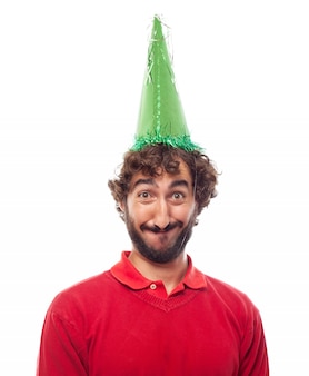 Uśmiechnięty facet ubrany w zielony kapelusz strony