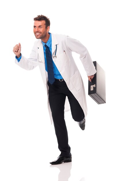 Uśmiechnięty lekarz biegnący do swoich pacjentów