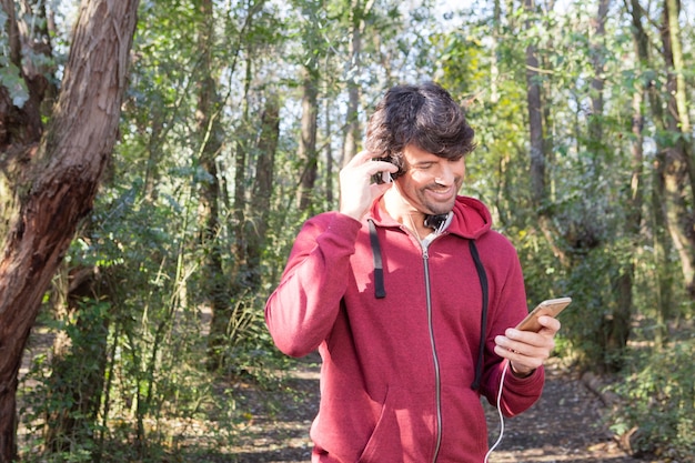 Uśmiechnięty Mężczyzna Sprawdzanie Swojego Telefonu