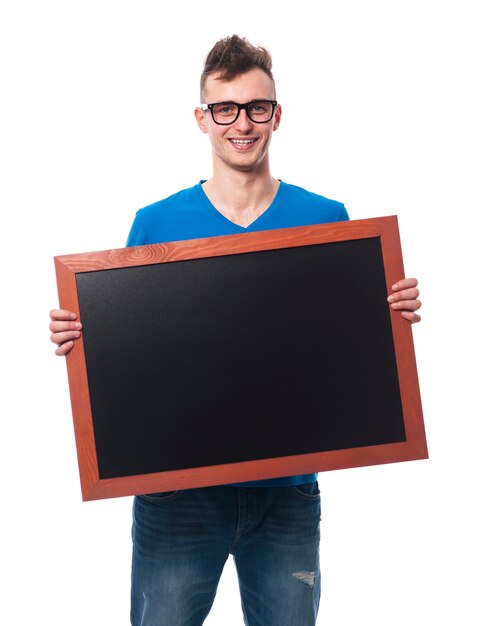 Uśmiechnięty mężczyzna trzyma pustą tablicę