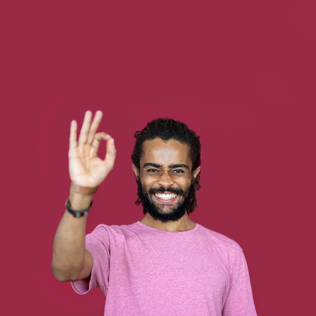 Bezpłatne zdjęcie uśmiechnięty mężczyzna za pomocą znaku ok