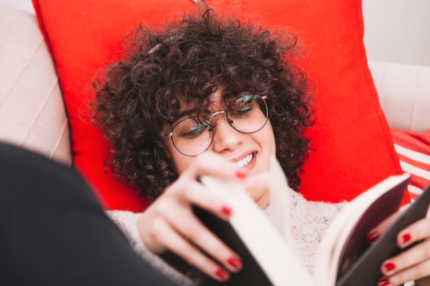 Uśmiechnięty nastolatek flipping stron książki