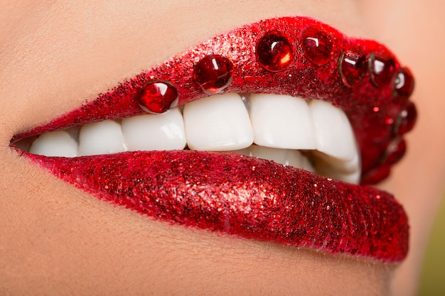 Bezpłatne zdjęcie usta pomalowane czerwoną szminką i koralikami