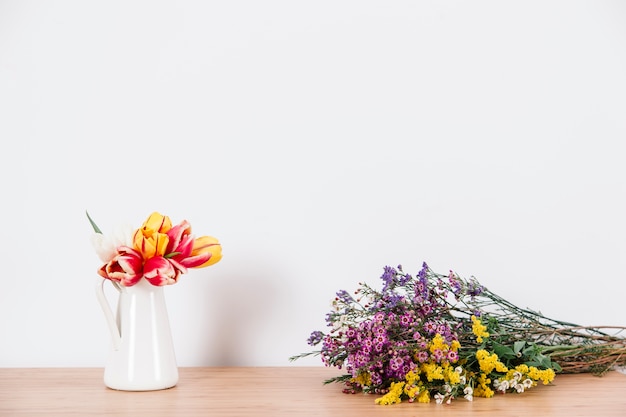 Ustawione tulipany i kwiaty na stole