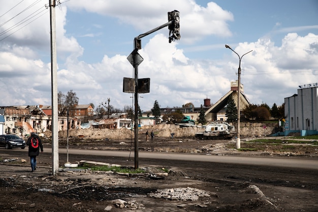 Bezpłatne zdjęcie uszkodzona ulica rosyjska wojna na ukrainie