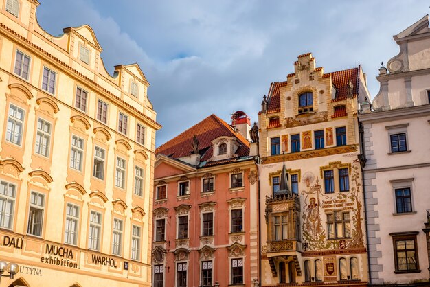 Utrzymane budynki wykończone są w południowej części Starego Miasta (Staromestske Namesti). Praga, Republika Czeska